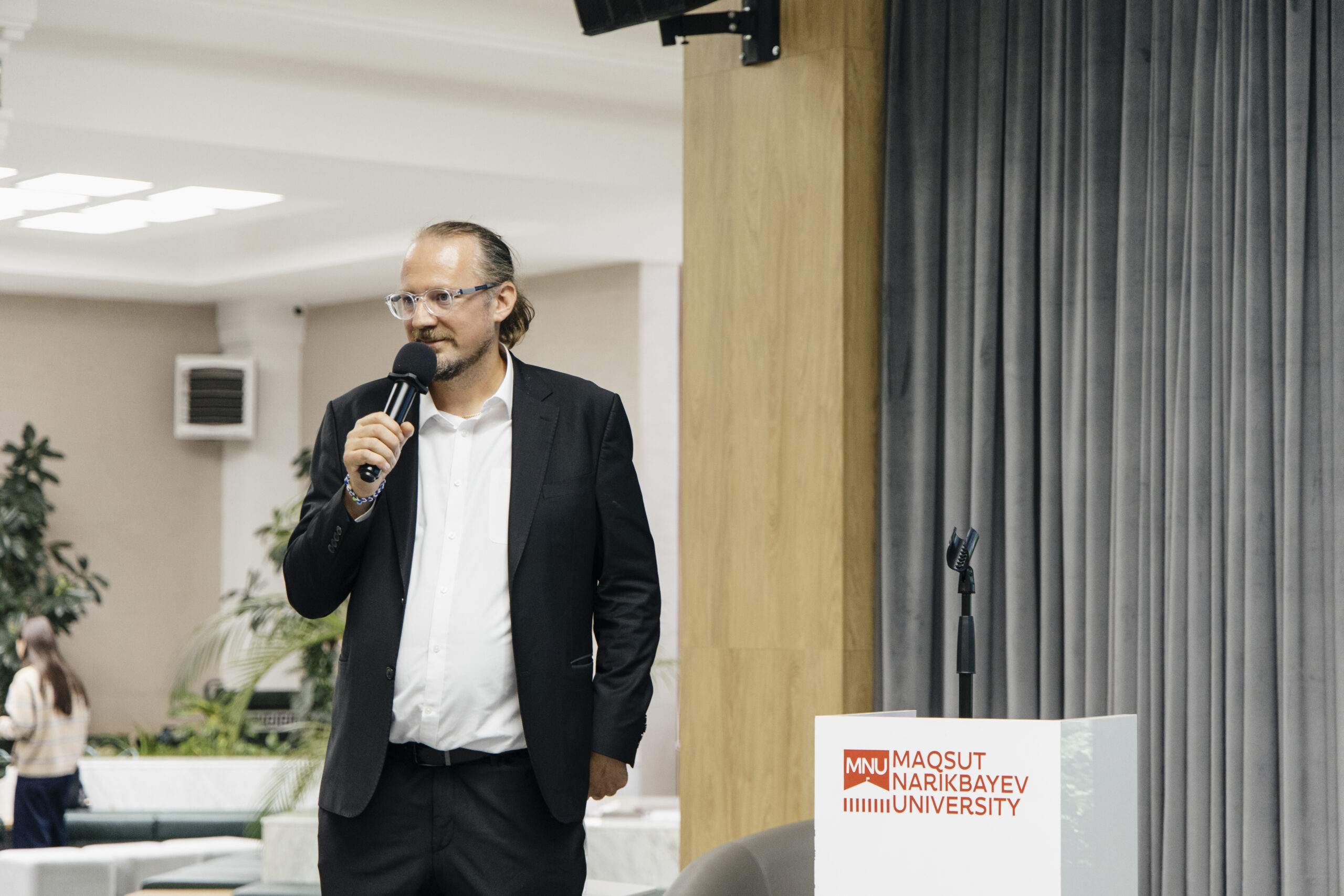 Публичная лекция Dr. Yannick Kuehl в МНУ: перспективы сотрудничества с National Geographic Society